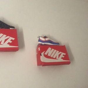 I am selling those air max